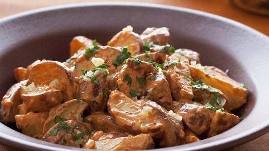 Foto Salada leve de batatas jovens com páprica defumada