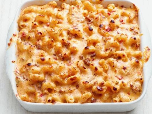 Uma foto de macarrão com queijo com salsicha de peru mexicana