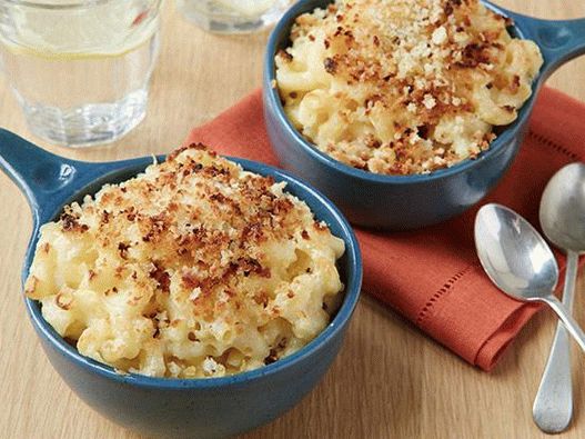 Foto de macarrão cozido em molho de dois tipos de queijo