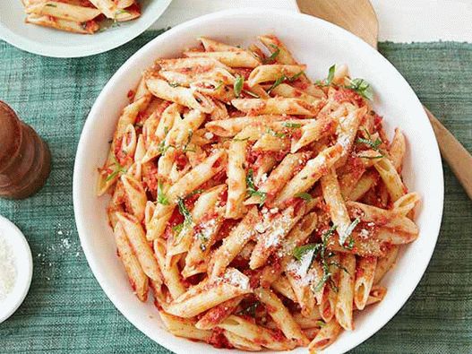 Foto de macarrão penne com molho pesto de tomate seco