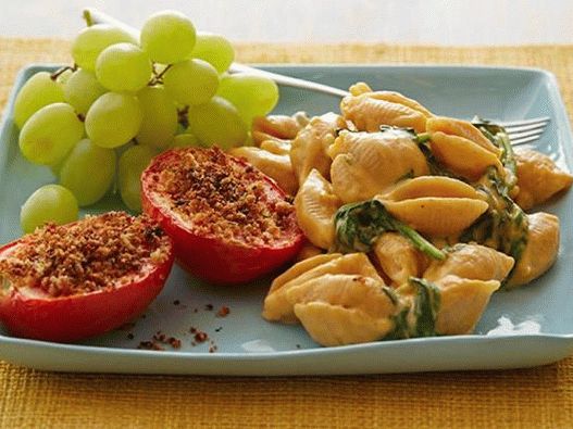 Foto de conchas de macarrão com molho de queijo de baixa caloria e tomate assado