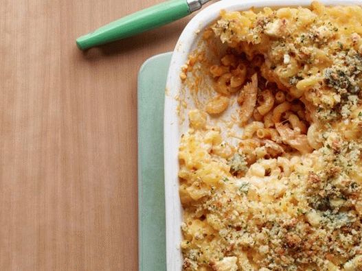 Foto de macarrão com frango e queijo com molho
