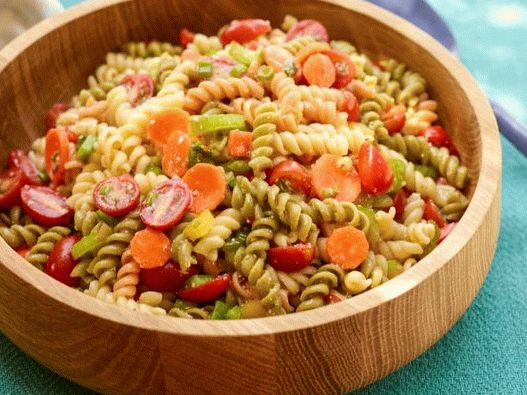 Foto salada de macarrão com legumes da estação