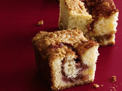 Foto muffin de framboesa com shtrezelom de amendoim