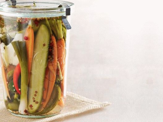 Foto legumes salgados na geladeira: couve-flor, cenoura, pepino