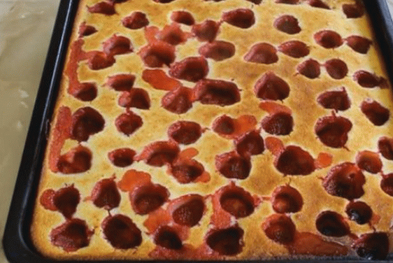 Torta de sêmola com morangos
