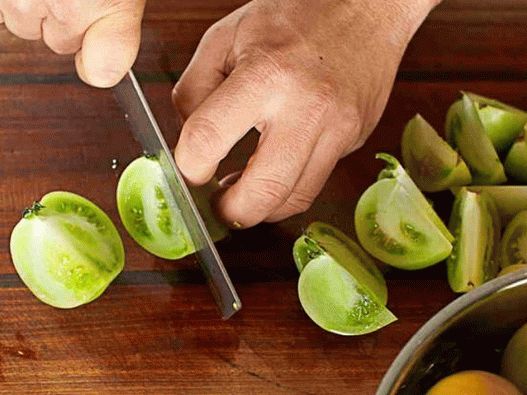 Cortar tomates verdes para conservas