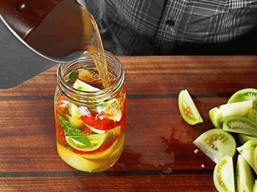 Despeje os legumes com picles refrigerados