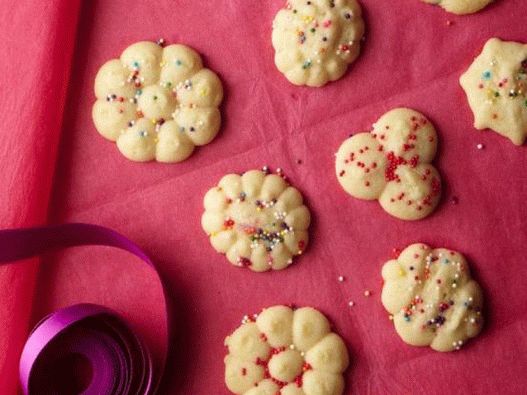 Biscoitos de manteiga de foto (polvilhados de uma prensa de seringa)