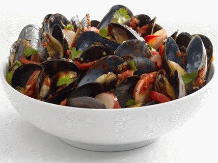 Foto de mexilhões com batatas e pimenta vermelha