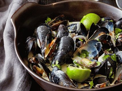 Foto de mexilhões com leite de coco e curry