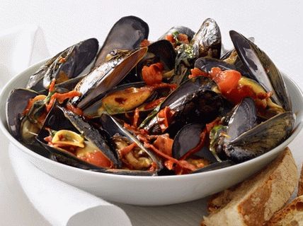 Foto de mexilhões com salame e salsicha de tomate