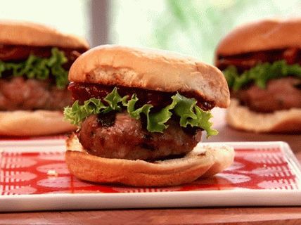 Foto Mini hambúrgueres com geléia de tomate e peru grelhado
