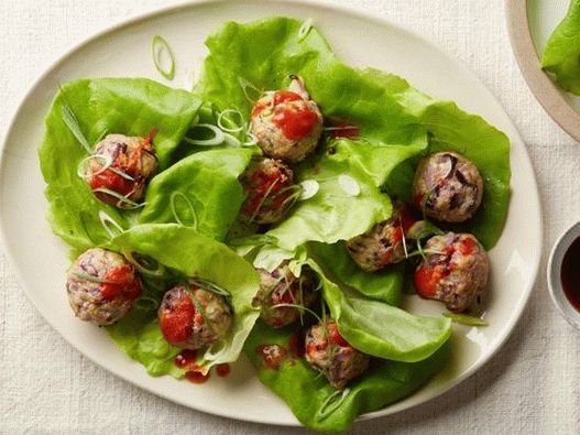Foto de repolho e almôndegas picadas com molho asiático
