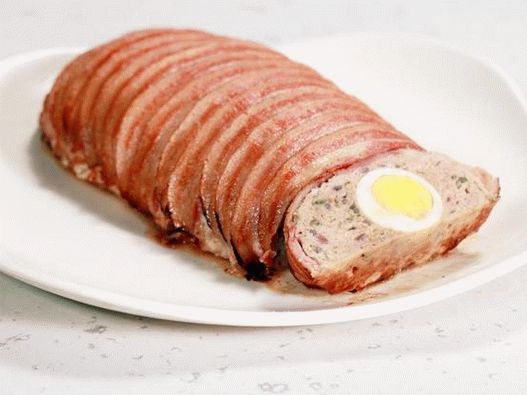 Foto Mitlof com ovo e bacon com enfeite de espinafre