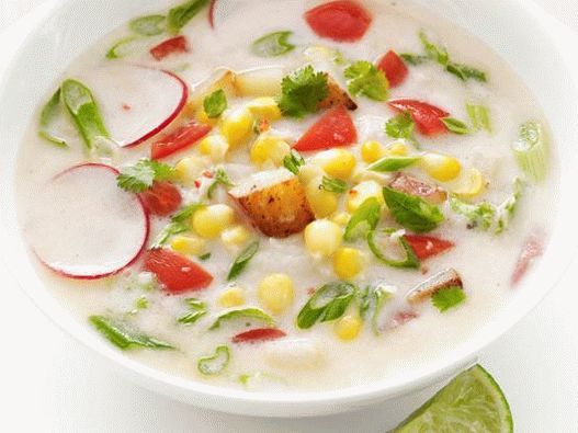 Foto sopa tailandesa de leite com batatas e milho