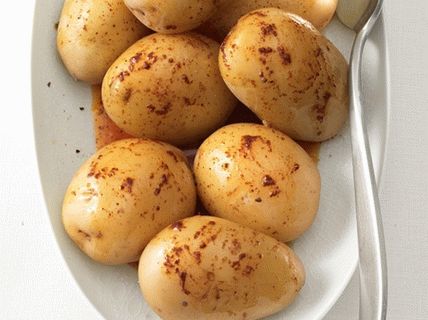 Foto de jovens batatas cozidas em suas peles