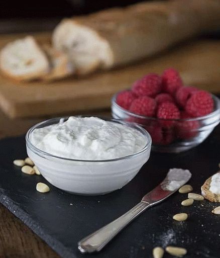 Foto queijo ricota jovem em casa