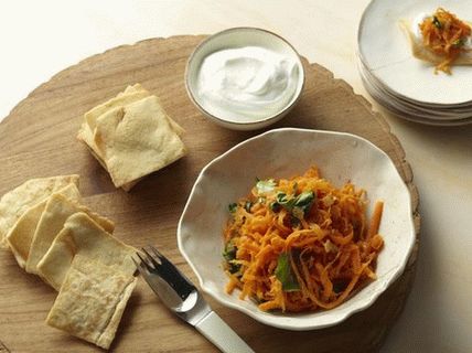Foto salada de cenoura oriental com batatas fritas