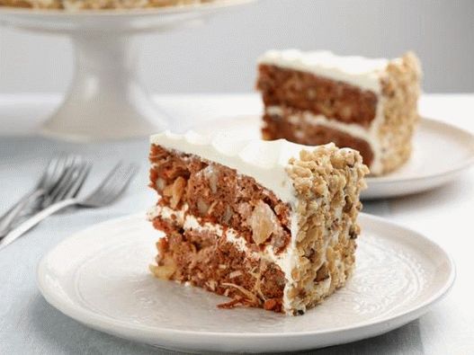 Bolo de cenoura com creme de queijo abacaxi