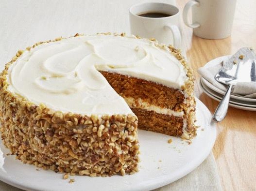 Bolo de cenoura com creme de gengibre e nozes