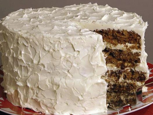 Bolo de cenoura com creme de chocolate branco