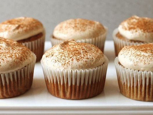 Foto de cupcakes de cenoura e banana em cobertura de merengue com açúcar de coco