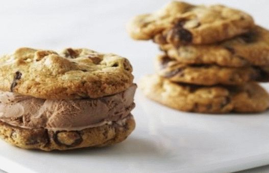 Foto sanduíche de sorvete: sobremesa de verão feita de biscoitos e sorvete mole