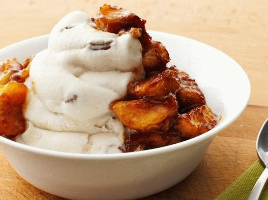 Sorvete de iogurte de foto com bananas caramelizadas e um novo método de preparação
