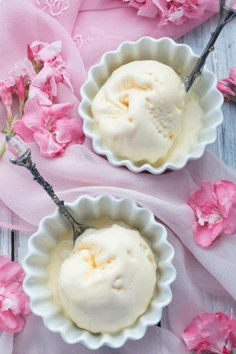 Foto Sorvete de gemas e chantilly