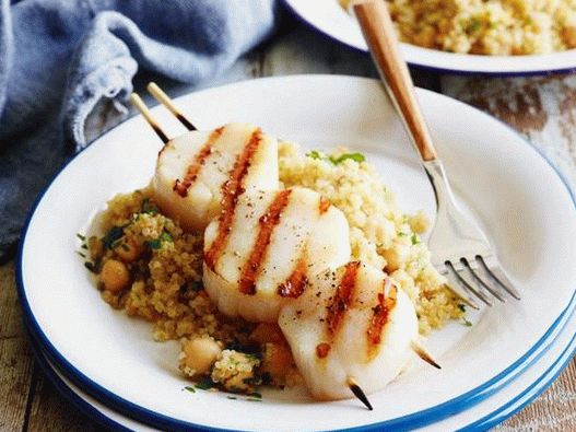 Foto de vieiras grelhadas com quinoa laranja