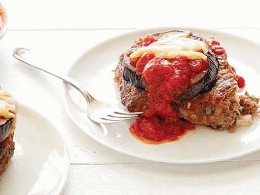 Foto caçarola de carne com berinjela e queijo