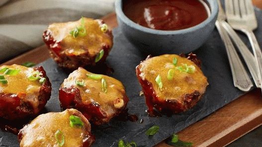 Foto Queques de carne com queijo e molho barbecue