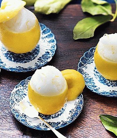 Foto de menta e gengibre em taças de limão