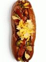 2. Cachorro-quente com molho de pimenta e batatas fritas