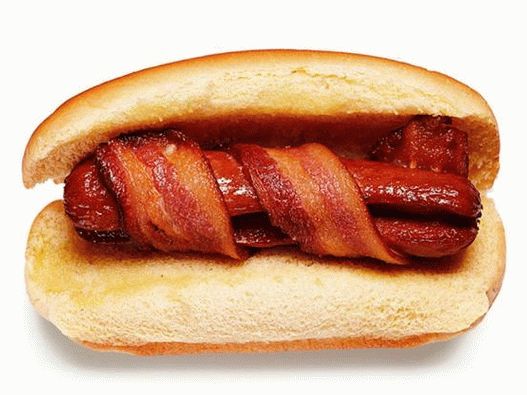 1. Cachorro-quente com linguiça enrolada em bacon