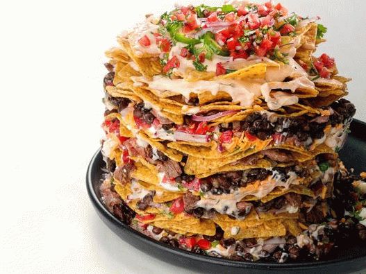 Foto de nachos com carne de vaca, feijão preto e molho de queijo