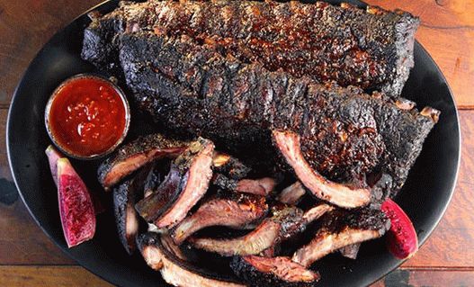 Foto Uma receita confiável para costelas em molho de churrasco