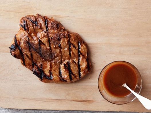 Foto Costeletas de porco naturais no osso com molho Hoisin e cinco temperos