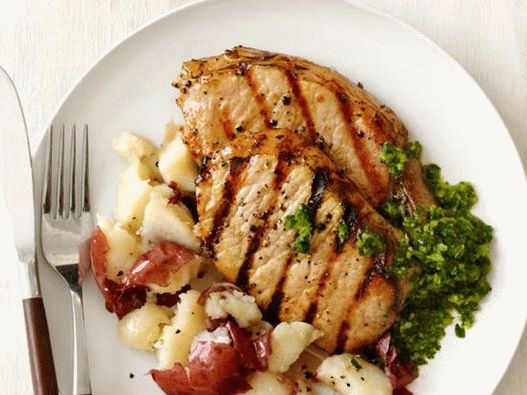 Foto Costeletas de porco naturais com purê de batatas e molho de chimichurri