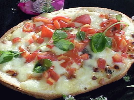 Foto de pizza napolitana com purê de tomate