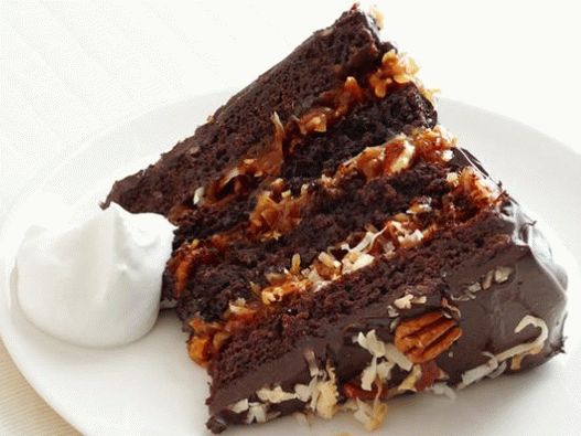 Bolo de chocolate alemão com coco e glacê