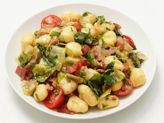 Foto de nhoque frito com bacon e salada de escariol