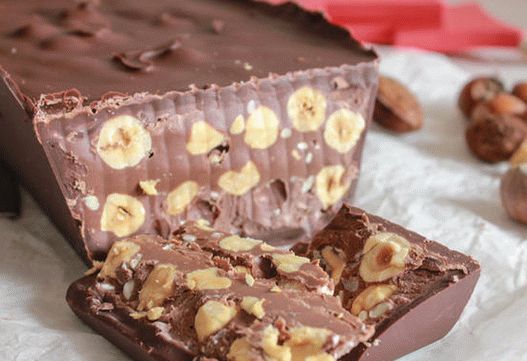 Foto de torrone com Nutella e avelãs