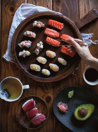 Foto estilo japonês almoço variado: frango grelhado, carne e atum
