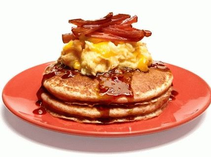 Photo Bolinhos de grão integral com ovos mexidos e bacon