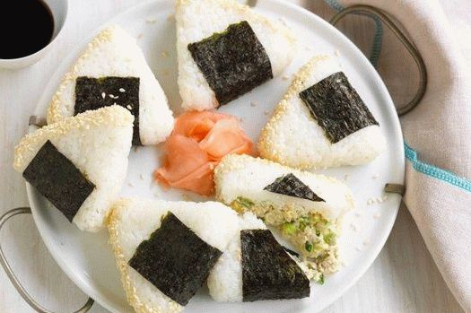 Foto de Onigiri com atum (bolinhos de arroz japoneses)