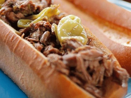 Foto do prato - carne rasgada e cebola caramelizada em pães