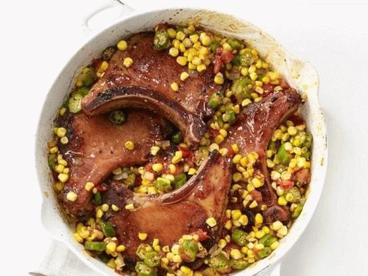 Foto do prato - costeletas de porco defumadas com milho e quiabo
