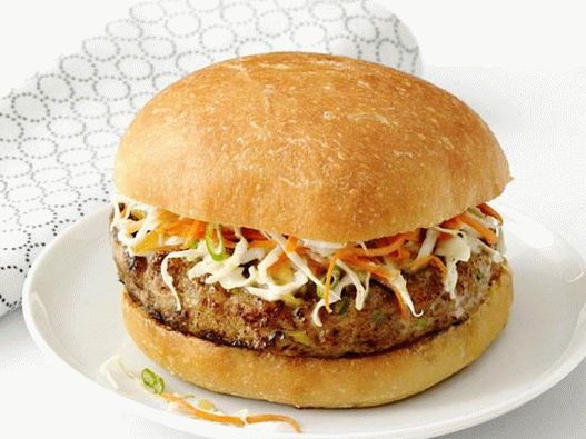 Foto do prato - hambúrgueres de peru e salada de repolho com manga